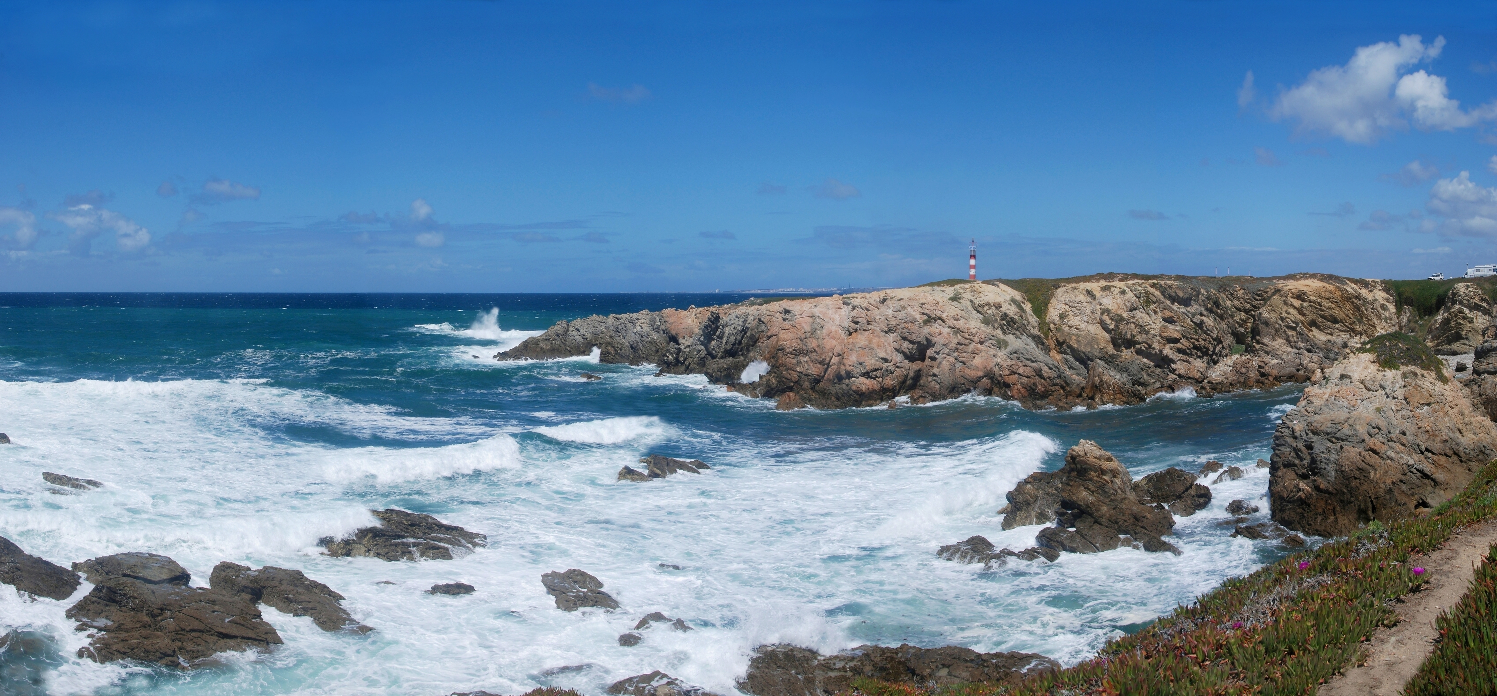 Felsbuchten und weiße Häuser von Porto Covo